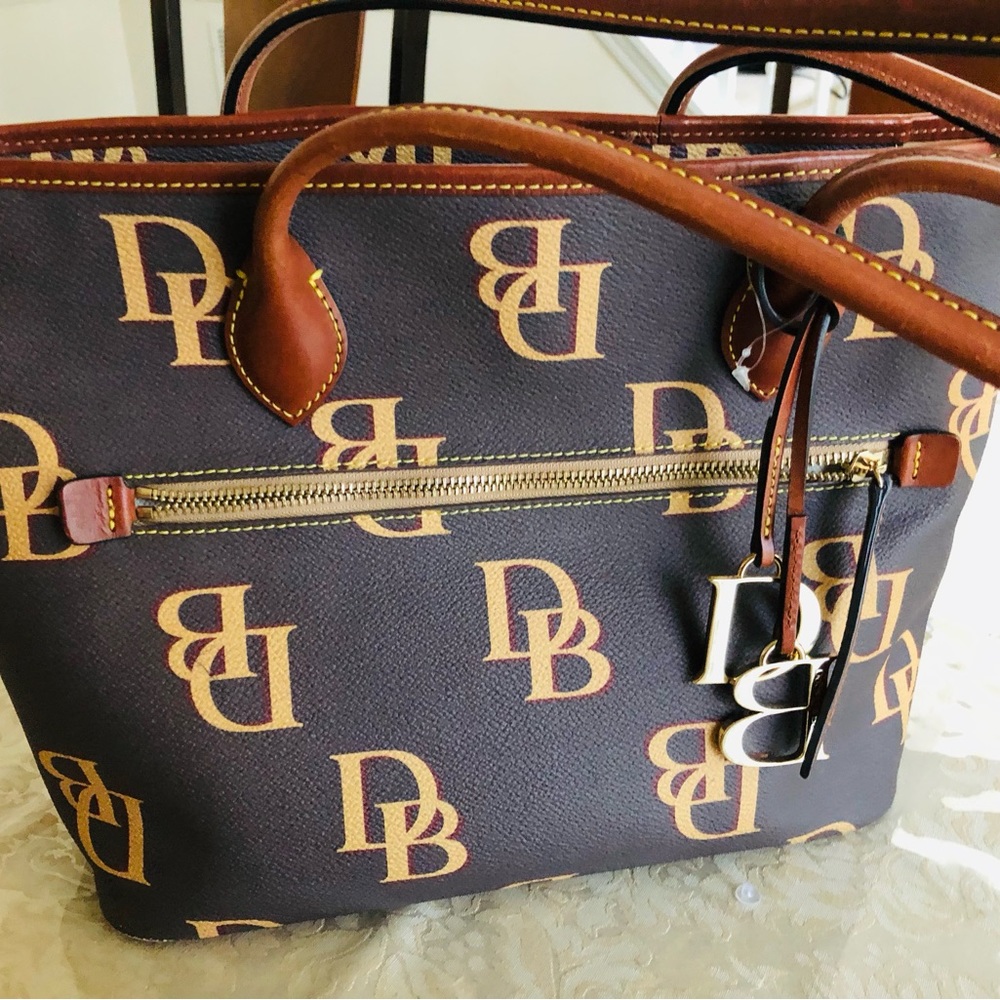 DOONEY & BOURQUE HAND BAG.